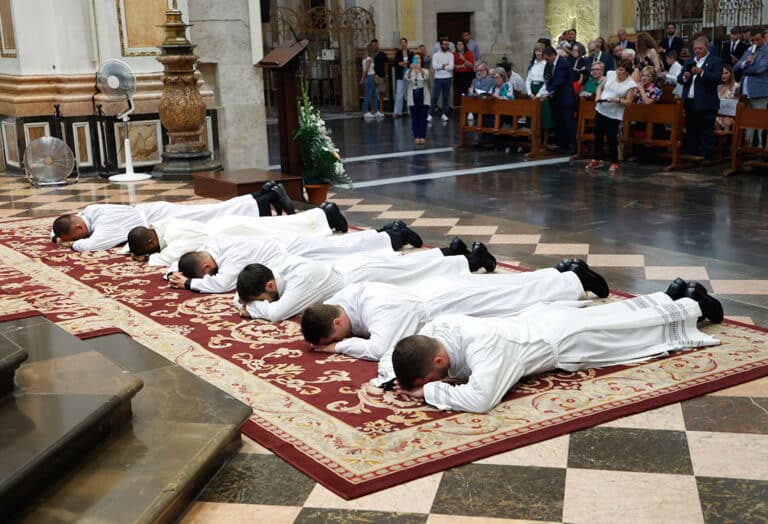 La Catedral acoge la ordenación de seis nuevos diáconos Archidiócesis