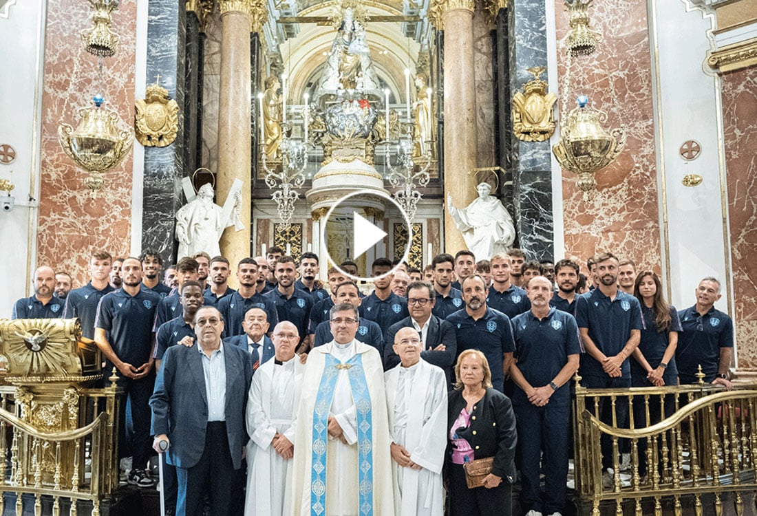 El Levante UD Realiza La Tradicional Ofrenda Floral A La Virgen De Los