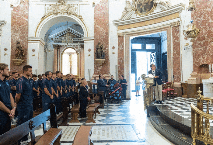 El Levante Ud Realiza La Tradicional Ofrenda Floral A La Virgen De Los Desamparados